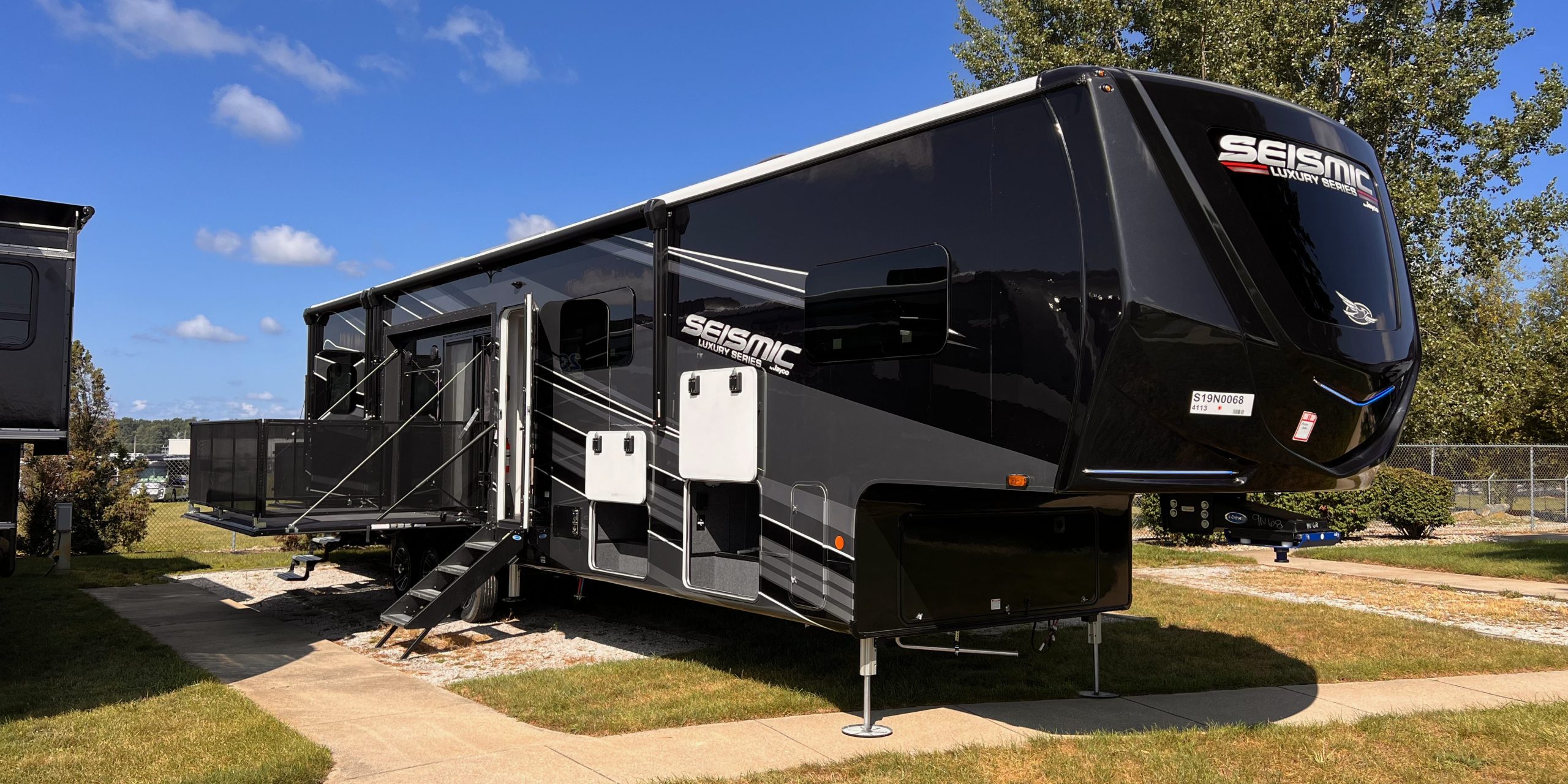 2025 Jayco Seismic Luxury 4113 Review